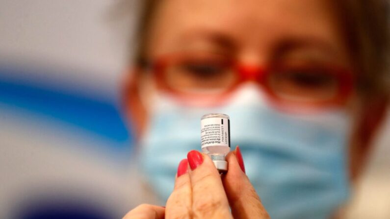 Une agente de santé israélienne prépare une dose du vaccin Pfizer-BioNtech Covid-19, au service de santé Maccabi dans la ville israélienne de Rishon Lezion, le 13 août 2021. (Ahmad Gharabli/AFP via Getty Images)
