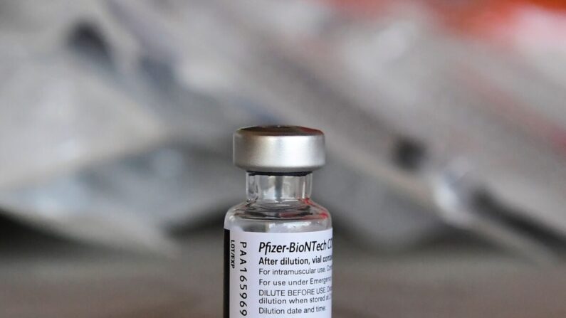 Un flacon du vaccin anti-Covid-19 de Pfizer. (Frederic J. Brown/AFP via Getty Images)