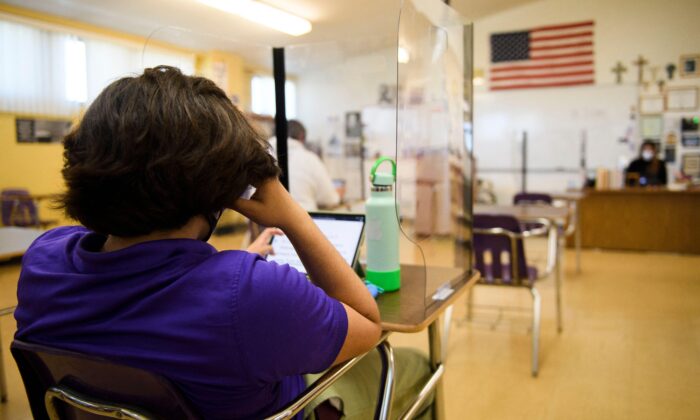 Un élève dans une école en Californie, États-Unis, le 24 mars 2021 (Patrick T. Fallon/AFP via Getty Images)