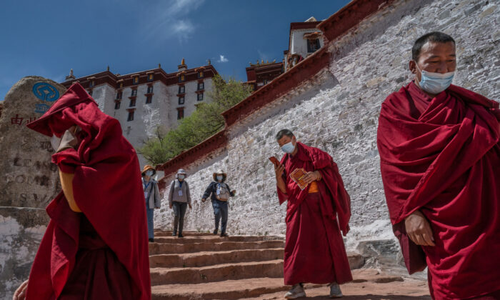 Des touristes visitent le palais du Potala, un site du patrimoine de l'UNESCO, lors d'une visite organisée par le gouvernement chinois pour les journalistes à Lhassa, au Tibet, en Chine, le 1er juin 2021. (Kevin Frayer/Getty Images)