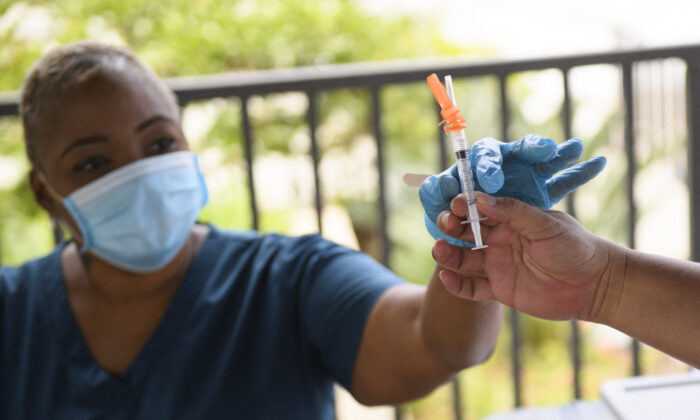 Une infirmière reçoit une dose du vaccin Pfizer Covid-19 avant de l'administrer à un étudiant lors d'une clinique mobile de vaccination Covid-19 de la santé publique de la ville de Long Beach sur le campus de la California State University Long Beach (CSULB) à Long Beach, en Californie, le 11 août 2021 (Patrick T. Fallon/AFP via Getty Images).