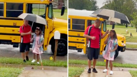 Un chauffeur d’autobus amical aide une fillette malvoyante de 9 ans qui est déterminée à prendre l’autobus pour aller à l’école