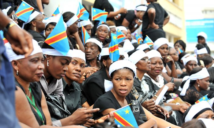 Des femmes congolaises portant un bandeau blanc et tenant des drapeaux congolais organisent une manifestation demandant la paix dans l'est du pays, à Kinshasa, en RD Congo, le 23 novembre 2012. (Junior D. Kannah/Getty Images)