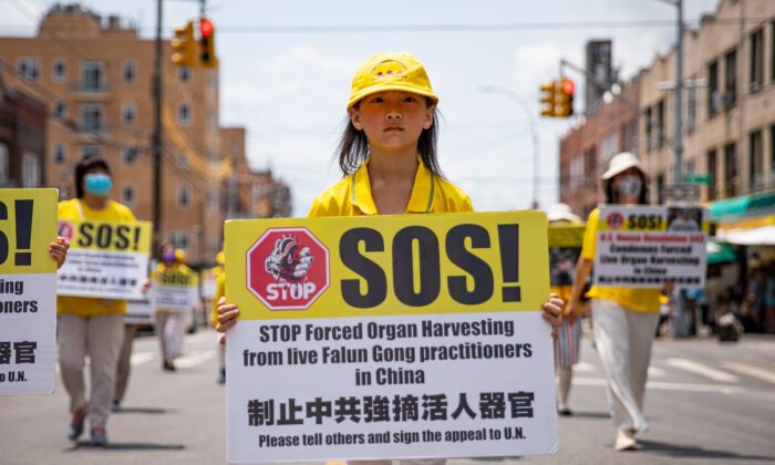 Des pratiquants de Falun Gong participent à une parade marquant la 22e année de la persécution du Falun Gong en Chine, à Brooklyn, New York, le 18 juillet 2021. (Chung I Ho/The Epoch Times)