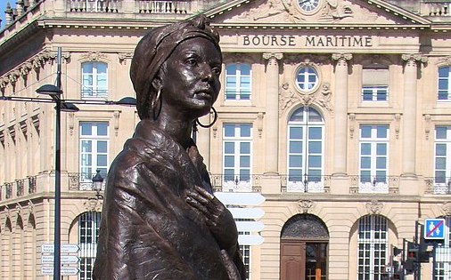Statue de Modeste Testas, ancienne esclave africaine déportée par des négociants bordelais au XVIIIe siècle. (Photo : crédit wikimedia/Jefunky)
