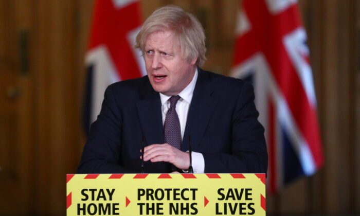 Le Premier ministre britannique Boris Johnson assiste à une conférence de presse virtuelle Covid-19 au 10 Downing Street à Londres, le 8 mars 2021. (Hannah McKay - WPA Pool/Getty Images)