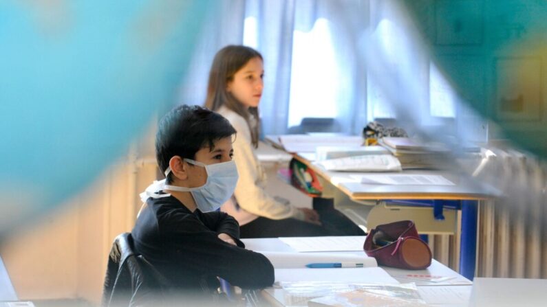 Un élève qui porte un masque assiste à un cours, photo d'archives. (JEAN-CHRISTOPHE VERHAEGEN/AFP via Getty Images)