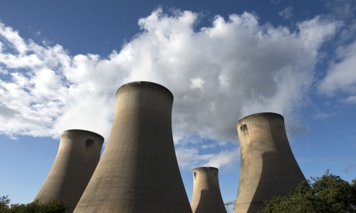 Une vue des tours de refroidissement de la centrale électrique au charbon Drax près de Selby, dans le nord de l'Angleterre, le 25 septembre 2015. (Oli Scarff/AFP via Getty Images)