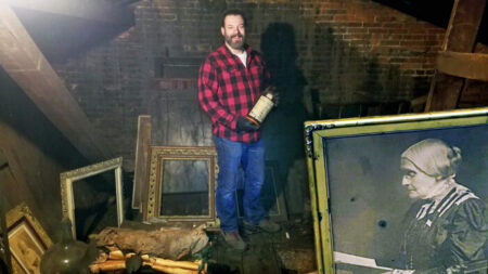 Un homme achète une vieille maison et y découvre un grenier caché contenant un trésor de photos du 19e siècle