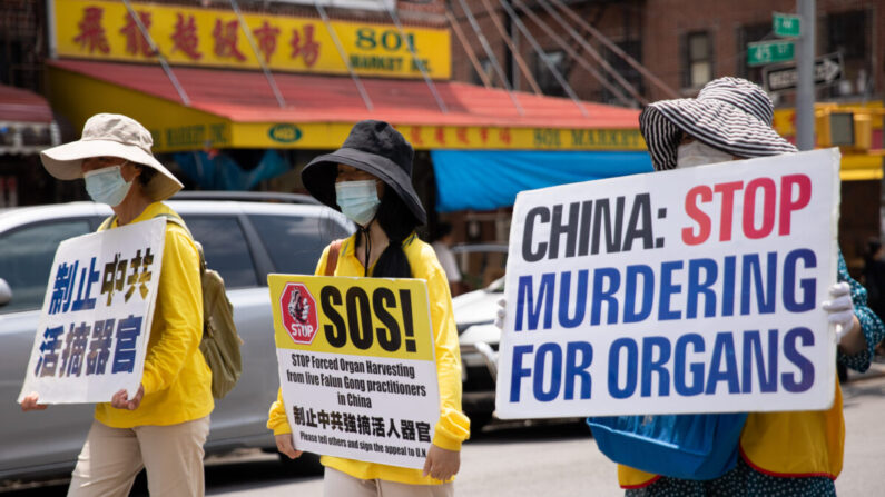 Des pratiquants de Falun Gong participent à une parade marquant la 22e année de persécution du Falun Gong en Chine, à Brooklyn, dans l'État de New York, le 18 juillet 2021. (Chung I Ho/The Epoch Times)