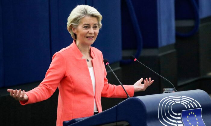 La présidente de la Commission européenne, Ursula von der Leyen, prononce un discours lors d'un débat sur "L'état de l'Union européenne" dans le cadre d'une session plénière à Strasbourg, le 15 septembre 2021. (YVES HERMAN/POOL/AFP via Getty Images)