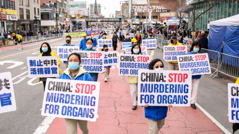 Des pratiquants de Falun Gong participent à un défilé à New York, le 18 avril 2021, pour commémorer le 22e anniversaire de l'appel pacifique du 25 avril dans lequel 10 000 pratiquants de Falun Gong se sont rendus à Pékin. (Samira Bouaou/The Epoch Times)