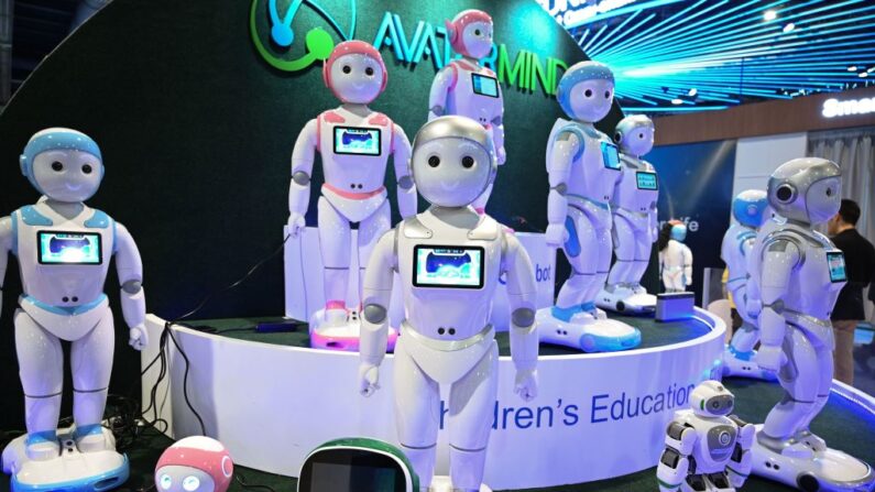 Des robots intelligents iPal destinés à l'éducation des enfants sont exposés sur le stand d'AvatarMind lors du salon de l'électronique grand public CES 2019 au Las Vegas Convention Center à Las Vegas, Nevada, le 8 janvier 2019. (Robyn Beck/AFP via Getty Images)