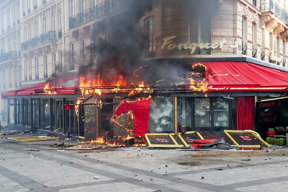 "Le Fouquet's" incendié lors d'affrontements avec les forces de police anti-émeute sur les Champs-Élysées à Paris, le 16 mars 2019, lors du 18e samedi consécutif de manifestations à l'appel du mouvement des "Gilets jaunes".  (Photo : ZAKARIA ABDELKAFI/AFP via Getty Images)