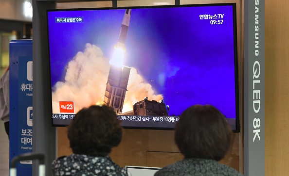 -Illustration- Des gens regardent un écran de télévision montrant des images d'un lancement de missile nord-coréen, dans une gare de Séoul le 2 octobre 2019. Photo de Jung Yeon-je / AFP via Getty Images.