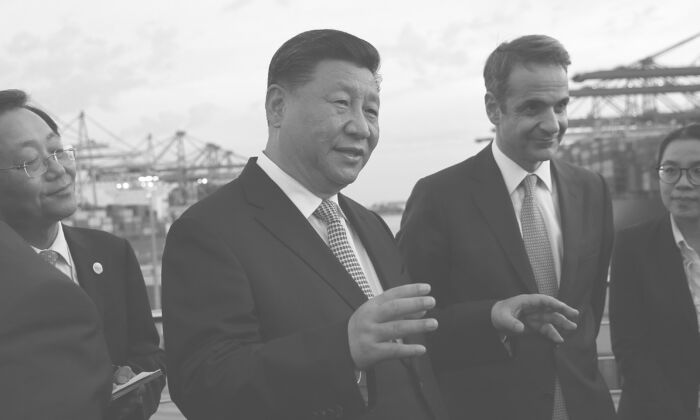Le dirigeant chinois Xi Jinping (G) et le Premier ministre grec Kyriakos Mitsotakis visitent le terminal de fret de la société chinoise Cosco dans le port du Pirée, en Grèce, le 11 novembre 2019. (Orestis Panagiotou/AFP via Getty Images)