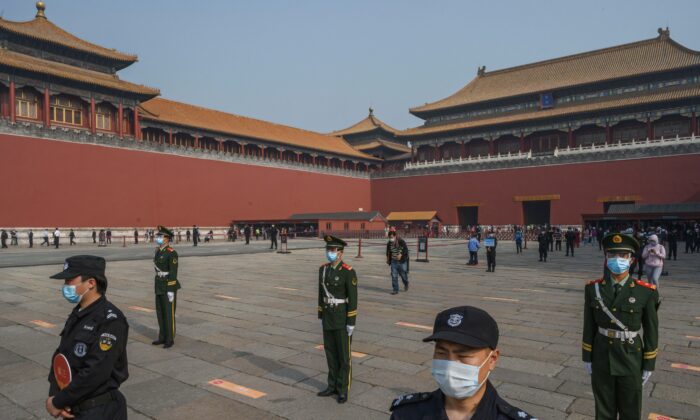 Des policiers paramilitaires et des gardes chinois vus devant l'entrée de la Cité interdite à Pékin, le 1er mai 2020 (Kevin Frayer/Getty Images)