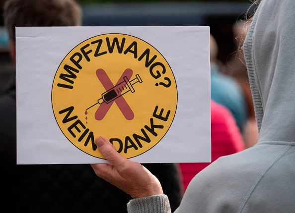 Un slogan : "INFLUENCER ?
Non merci", lors d'une manifestation contre l'obligation vaccinale à Vienne en Autriche, mai 2020. (Photo : JOE KLAMAR/AFP via Getty Images)