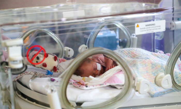 Un nouveau-né dans l'unité de maternité sur une photo d'archives (Steve Parsons/Pool/Getty Images)
