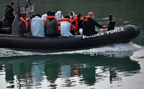 Des agents des forces frontalières britanniques recueillent en mer des migrants lors de leur traversée de la Manche. (Photo by BEN STANSALL/AFP via Getty Images)