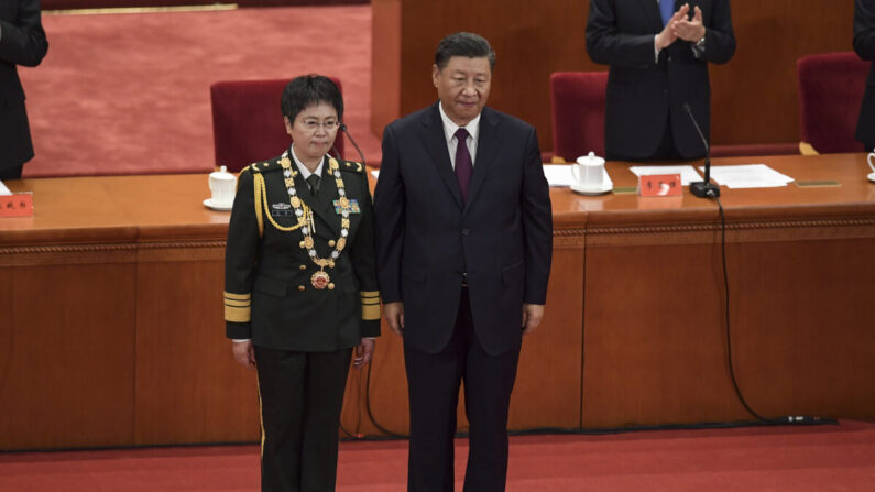 Le général de division Chen Wei (à gauche) décorée par le dirigeant chinois Xi Jinping lors d'une cérémonie en l'honneur des personnes ayant lutté contre la pandémie, au Grand Hall du Peuple à Pékin, le 8 septembre 2020. (Nicolas Asfouri/AFP via Getty Images)