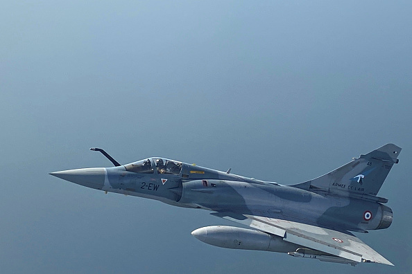 Une photo prise le 1er février 2021 montre un Mirage 2000-5 français (DAPHNE BENOIT/AFP via Getty Images)