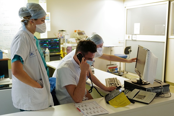 Le personnel médical d'une unité de patients infectés par le Covid-19 travaille à un bureau au CHU Pasteur de Nice, dans le sud-est de la France, le 25 février 2021. (VALERY HACHE/AFP via Getty Images)