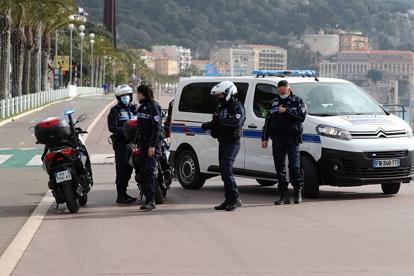 Des policiers français sur la "Promenade des Anglais" de la ville de Nice  (VALERY HACHE/AFP via Getty Images)