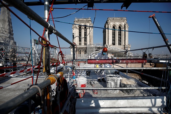  -Deux ans après l'incendie qui a provoqué l'effondrement de la flèche de la Cathédrale Notre Dame de Paris et détruit une grande partie du toit, à Paris le 15 avril 2021. Photo par BENOIT TESSIER/POOL/AFP via Getty Images.