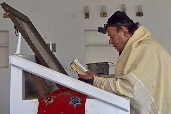 -Le juif afghan Zebulon Simentov récite les écritures de la Torah à la synagogue. Photo de WAKIL KOHSAR/ AFP via Getty Images.