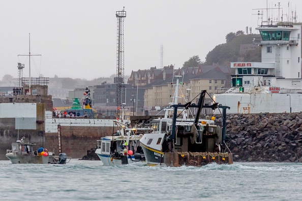 Des bateaux de pêche français entrent dans le port pour protester contre les nouvelles licences le 6 mai 2021 à St Helier, Jersey. Photo de Gary Grimshaw/Getty Images.