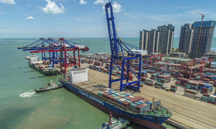 Un cargo chargé de conteneurs accoste dans un port de Haikou, dans la province chinoise de Hainan (sud), le 17 mai 2021. (STR/AFP via Getty Images)