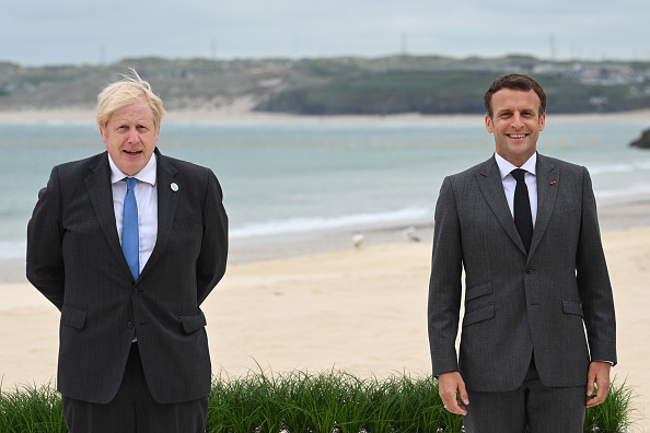 -Le Premier ministre britannique Boris Johnson et le président français Emmanuel Macron au G7 à Carbis Bay, le 11 juin 2021. Boris Johnson, souhaite rétablir une coopération entre la France et le Royaume-Uni. Photo de Leon Neal - Piscine WPA/Getty Images.