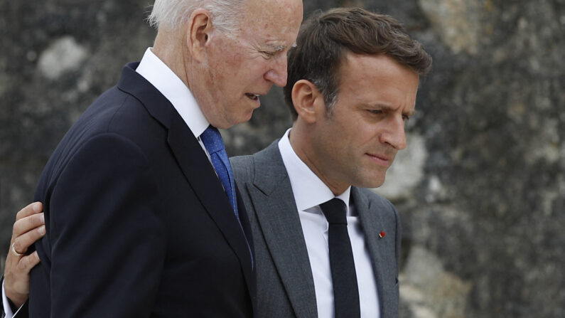Le Président américain Joe Biden et le Président français  Emmanuel Macron. (Photo : PHIL NOBLE/POOL/AFP via Getty Images)