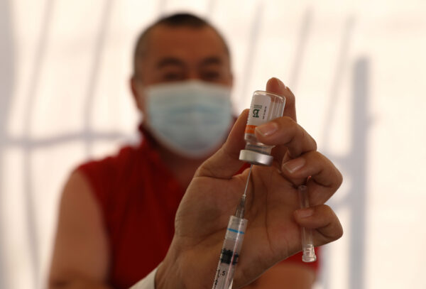 Un agent de santé prépare un vaccin Sinovac contre le Covid-19 à Sao Paulo, au Brésil, le 18 juin 2021. (Rodrigo Paiva/Getty Images)