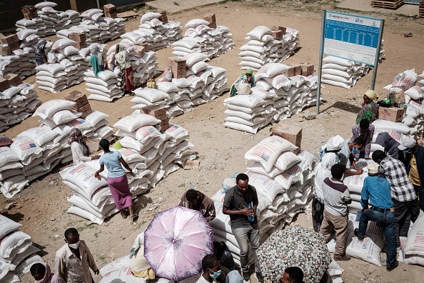-Des personnes qui ont fui les violences dans la région du Tigré en Éthiopie se rassemblent pour recevoir de la nourriture lors d'une distribution de nourriture organisée par l'ONG locale de la région du Tigré, le 22 juin 2021. Photo de Yasuyoshi CHIBA / AFP via Getty Images.