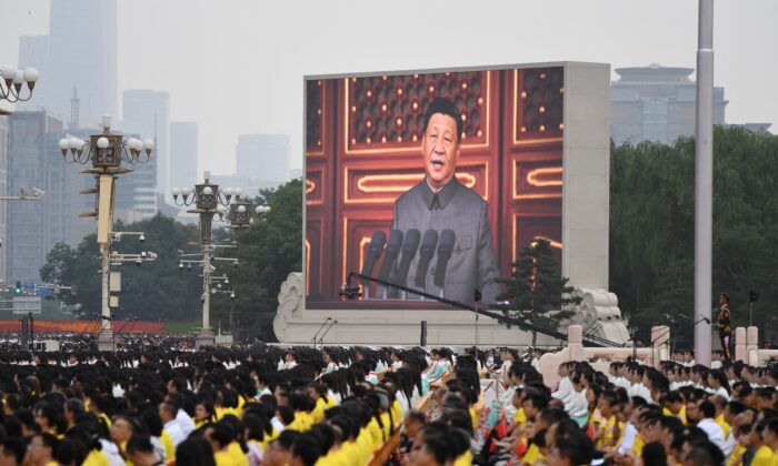 Le dirigeant chinois Xi Jinping (sur l'écran) fait un discours lors des célébrations du 100e anniversaire de la fondation du Parti communiste chinois, à la place Tiananmen à Pékin, le 1er juillet 2021. (Wang Zhao/AFP via Getty Images)