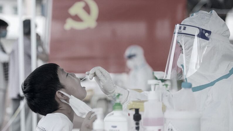 Un enfant subit un test d'acide nucléique pour le Covid-19 à Yangzhou, dans la province chinoise du Jiangsu (est), le 5 août 2021. (STR/AFP via Getty Images)
