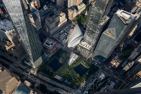 Une vue aérienne montre le point zéro et les piscines commémoratives du 11 septembre au milieu des toits de la ville de Manhattan et de la ville de New York le 5 août 2021. Photo ED JONES/AFP via Getty Images.
