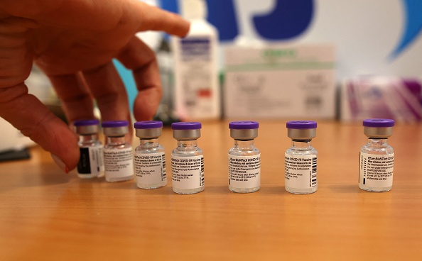 Des vaccins Pfizer-BioNtech dans la ville israélienne de Rishon Lezion le 13 août 2021. (AHMAD GHARABLI/AFP via Getty Images)