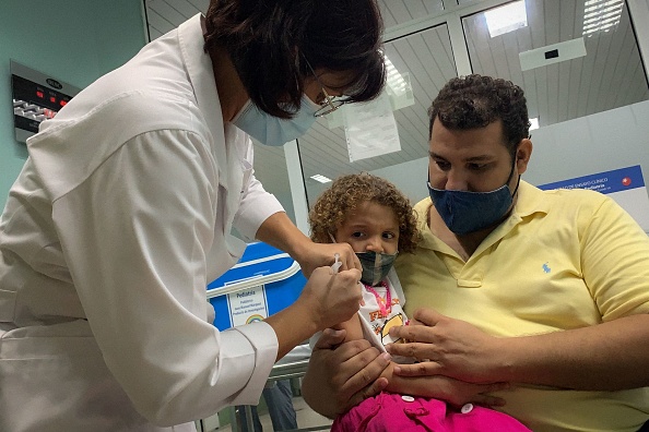 Dans le cadre de l'étude sur les vaccins chez les enfants et les adolescents, une enfant de 3 ans est vaccinée contre le coronavirus avec le vaccin cubain Soberana Plus, le 24 août 2021 à l'hôpital Juan Manuel Marquez à La Havane. (Photo : ADALBERTO ROQUE/AFP via Getty Images)