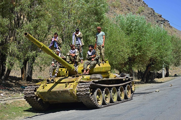 -Le mouvement de résistance afghan et les forces du soulèvement anti- taliban sont représentés sur un char de l'ère soviétique, déployés pour patrouiller le long d'une route dans la province du Panjshir le 27 août 2021. Photo Ahmad SAHEL ARMAN / AFP via Getty Images.