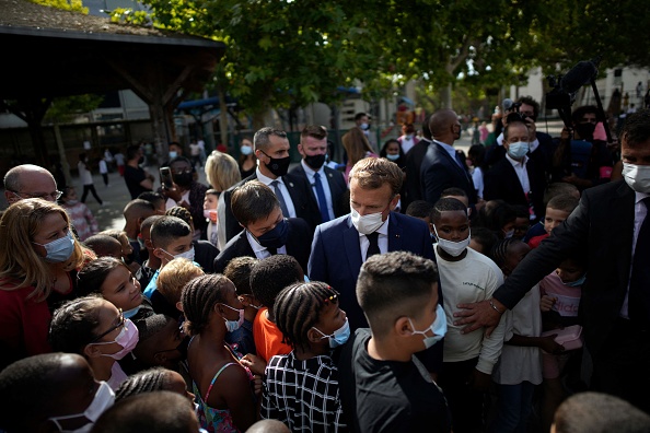Le Président Emmanuel Macron rencontre des élèves à l'école primaire de Bouge, dans le quartier de Malpasse, pour la rentrée des classes, le 2 septembre 2021 à Marseille. (Photo : DANIEL COLE/POOL/AFP via Getty Images)