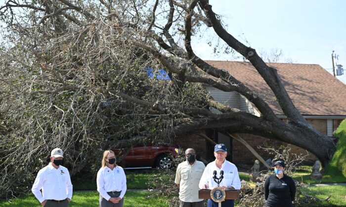 Le président américain Joe Biden prononce un discours après avoir visité le quartier de Cambridge touché par l'ouragan Ida, à LaPlace (Louisiane), le 3 septembre 2021. Joe Biden a attribué la gravité des tempêtes comme Ida à la « crise climatique ». (Mandel Ngan/AFP via Getty Images)