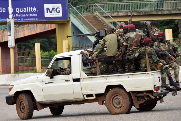 Des membres des Forces armées guinéennes traversent le quartier central de Kaloum à Conakry le 5 septembre 2021 après que des coups de feu aient été entendus. Photo de CELLOU BINANI / AFP via Getty Images.