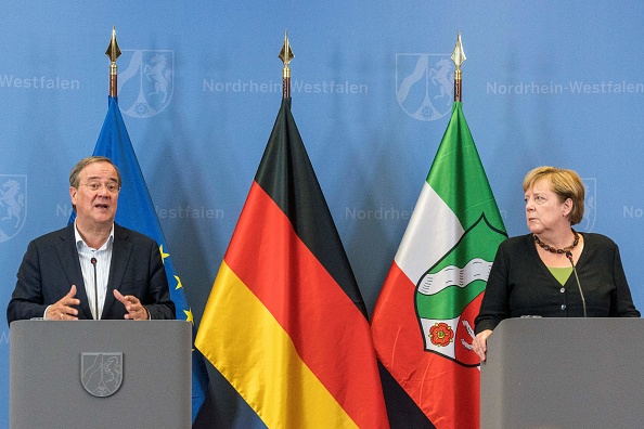 La chancelière allemande Angela Merkel et le premier ministre de Rhénanie-du-Nord-Westphalie et candidat à la chancellerie de l'Union chrétienne-démocrate (CDU), Armin Laschet, s'adressent à la presse en Rhénanie-du-Nord-Westphalie, dans l'ouest de l'Allemagne, le 5 septembre 2021.  (Photo : BERND LAUTER/AFP via Getty Images)