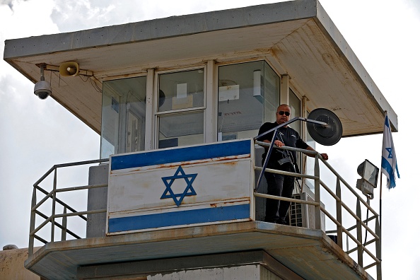 -Un officier de police surveille depuis une tour d'observation à la prison de Gilboa dans le nord d'Israël le 6 septembre 2021. Photo de JALAA MAREY / AFP via Getty Images.