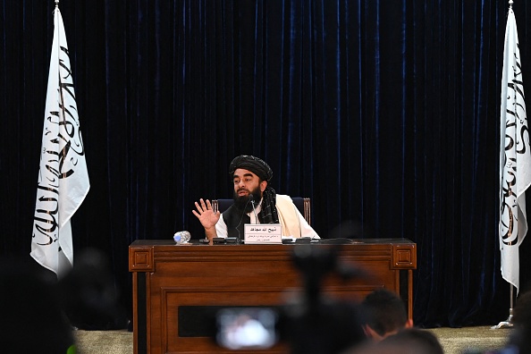 Le porte-parole des talibans, Zabihullah Mujahid, lors d'une conférence de presse à Kaboul le 6 septembre 2021, déclare avoir faussement capturé la vallée du Panjshir. Photo de WAKIL KOHSAR / AFP via Getty Images.