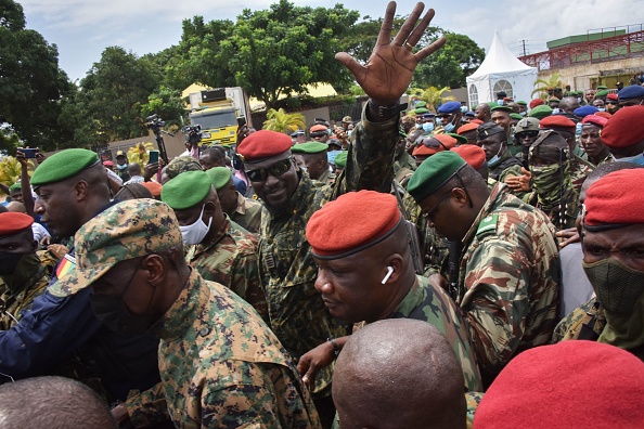 -Le lieutenant-colonel Mamady Doumbouya, chef des forces spéciales de l'armée et chef du coup d'État, salue la foule à son arrivée au Palais du Peuple à Conakry le 6 septembre 2021. Photo de CELLOU BINANI / AFP via Getty Images.