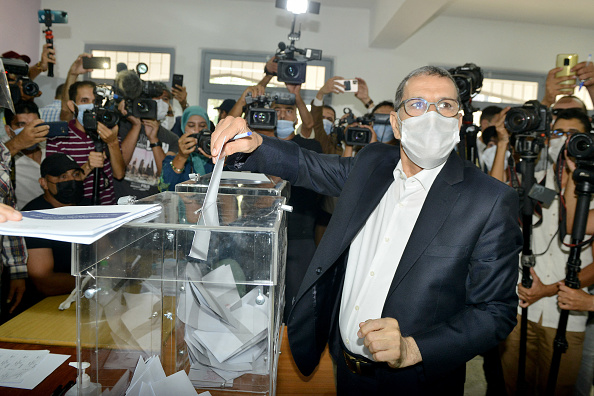 -Le Marocain Saad-Eddine El Othmani, Premier ministre marocain et président du Parti islamiste pour la justice et le développement vote le 8 septembre 2021 à Salé. Photo de -/AFP via Getty Images.